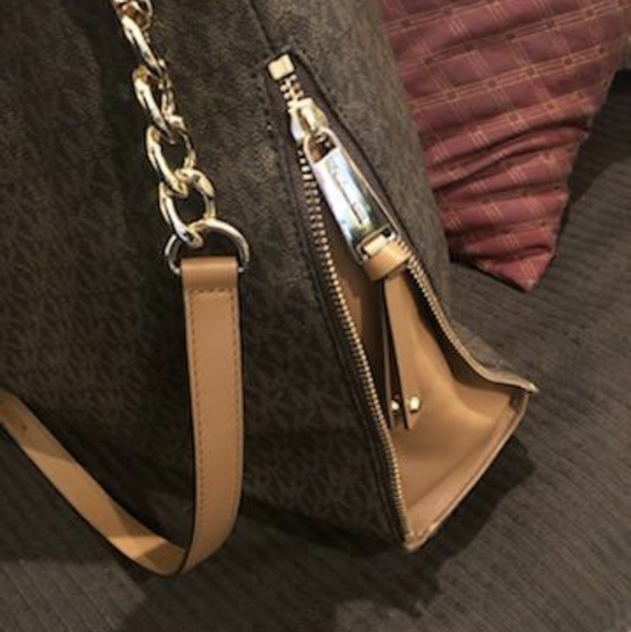 Michael Kors Large Devon Shoulder Bag - Picture 3 of 5